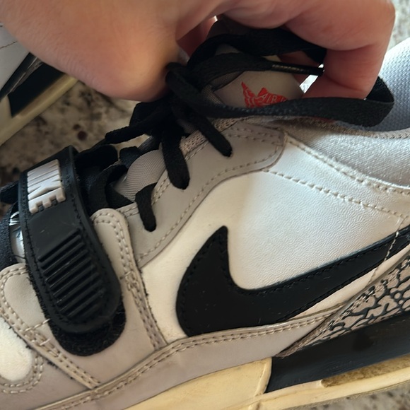 Boys Air Jordan NIKE shoes. Excellent condition/ gently used. Size 7. - Picture 7 of 7